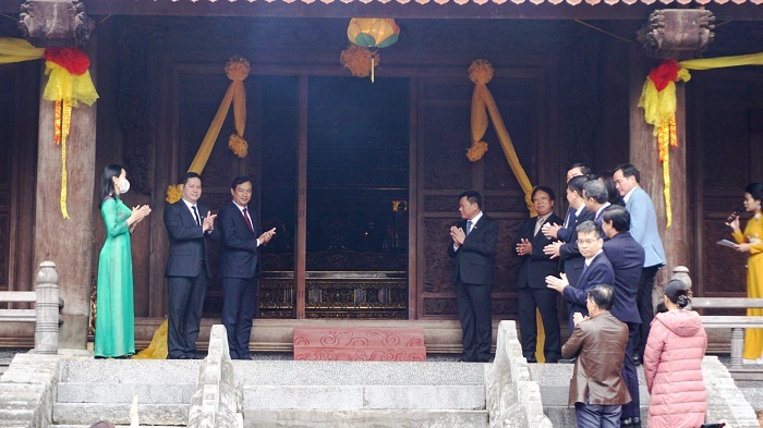  Các đại biểu thực hiện nghi thức mở cửa đón khách du lịch tham quan Chính điện
